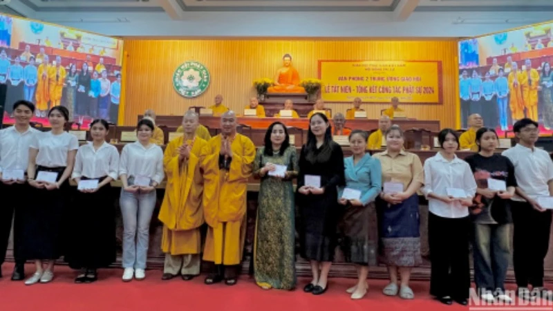 Văn phòng 2 Trung ương Giáo hội Phật giáo Việt Nam trao học bổng cho các sinh viên