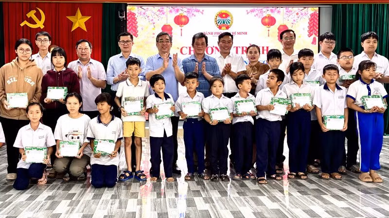 Con em hội viên nông dân có hoàn cảnh khó khăn tại xã Xuyên Mộc nhận quà Tết.