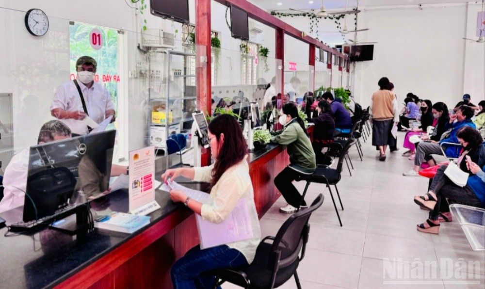 Người dân tới làm thủ tục tại phường Bình Thạnh sáng nay đều rất hài lòng với sự phục vụ của cán bộ công chức trên địa bàn. (Ảnh: Ng. Luân) ndo_br_z6760058524424-482684cc2b401e00c717f9918008ec12-2520.jpg