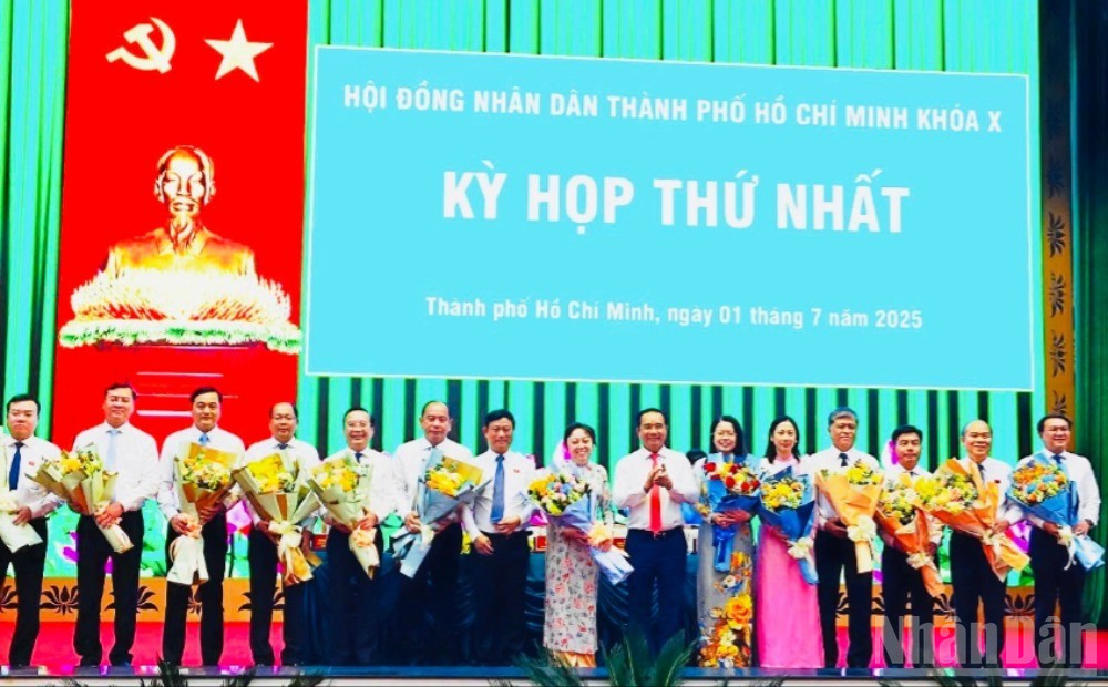 Lãnh đạo Thành phố Hồ Chí Minh chúc mừng các Ủy viên Ủy ban nhân dân thành phố. ndo_br_uy-vien-2581.jpg