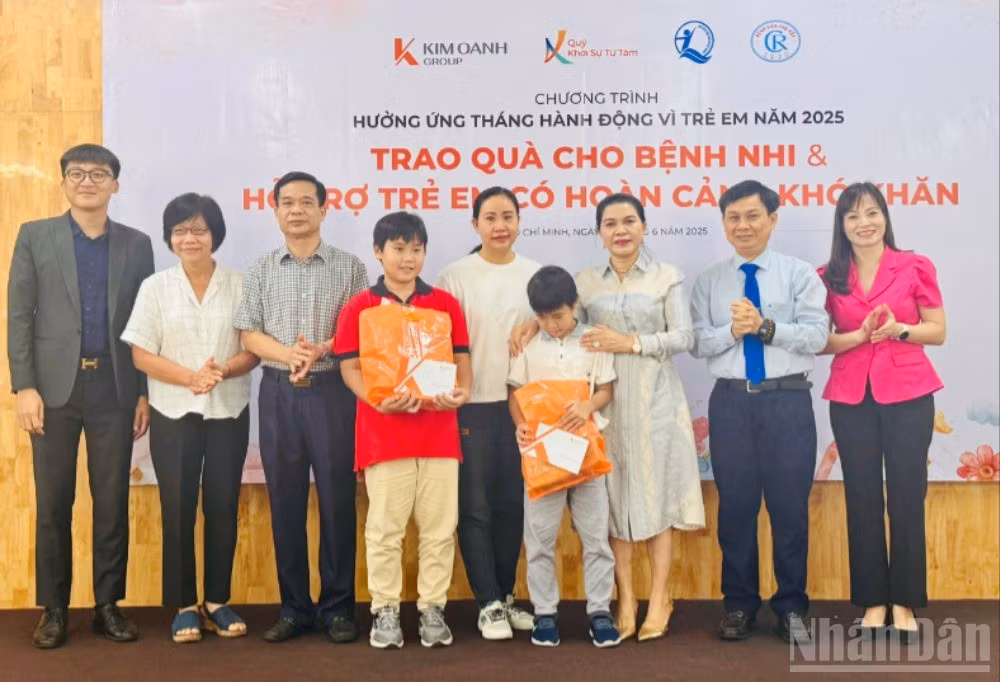 Tại chương trình, Quỹ Khởi sự từ tâm đã trao tặng các phần quà, hỗ trợ dành cho con em của các gia đình có người thân hiến tạng, mỗi suất trị giá 6 triệu đồng.