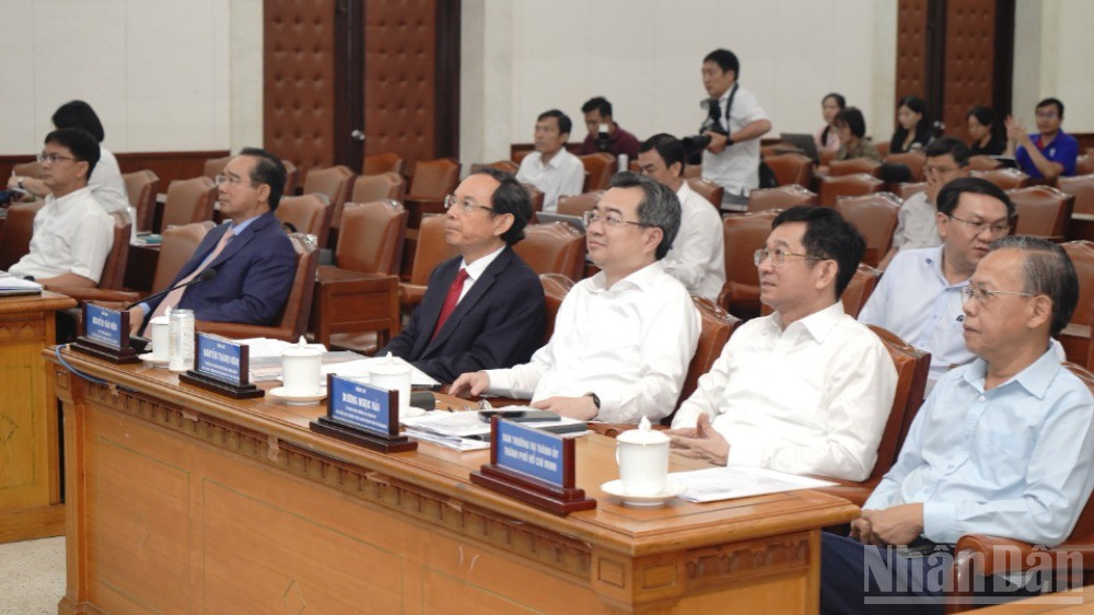 Các đồng chí lãnh đạo Thành phố Hồ Chí Minh theo dõi và đánh giá kết quả triển khai vận hành thử nghiệm. (Ảnh: THẾ ANH) ndo_br_h4-8370.jpg