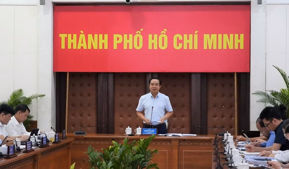 Chủ tịch Ủy ban nhân dân Thành phố Hồ Chí Minh Nguyễn Văn Được phát biểu tại đầu cầu Thành phố Hồ Chí Minh trong phiên họp. 