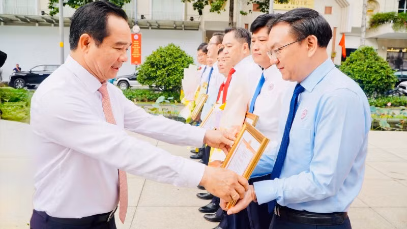 Ông Nguyễn Văn Được, Bí thư Đảng ủy, Chủ tịch Ủy ban nhân dân Thành phố Hồ Chí Minh tặng hoa, giấy khen chúc mừng ông Lâm Đình Thắng, Giám đốc Sở Khoa học và Công nghệ. 