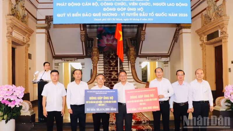 Văn phòng Đoàn đại biểu Quốc hội và Hội đồng nhân dân thành phố cùng Văn phòng Ủy ban nhân dân thành phố trao bảng tượng trưng đóng góp cho Quỹ “Vì biển đảo quê hương-Vì tuyến đầu Tổ quốc” năm 2026.