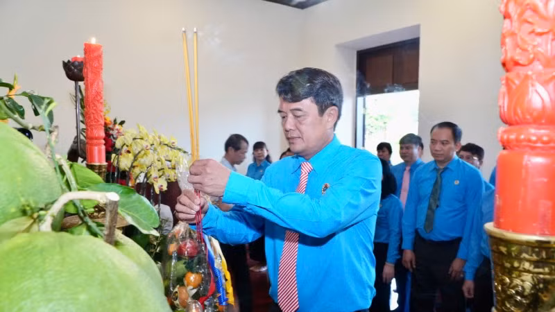 Cán bộ Công đoàn, công nhân viên chức, người lao động Thành phố Hồ Chí Minh dâng hương tưởng nhớ Chủ tịch Hồ Chí Minh. 