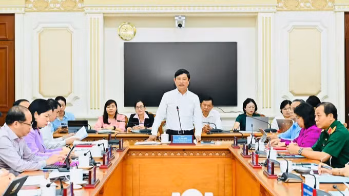 Đồng chí Võ Văn Minh chủ trì phiên họp. (Ảnh: VIỆT DŨNG)