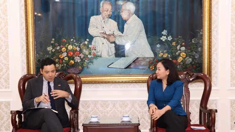 Phó Chủ tịch Thường trực Ủy ban Mặt trận Tổ quốc Việt Nam thành phố Trương Thị Bích Hạnh chúc mừng ngài Etienne Ranaivoson đảm nhận nhiệm vụ Tổng Lãnh sự Pháp tại Thành phố Hồ Chí Minh.