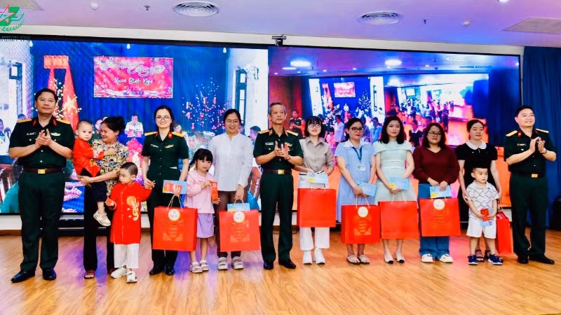 Bệnh viện Quân y 175 tặng quà Tết cho gia đình các cán bộ, y bác sĩ đang công tác tại Bệnh xá đảo Trường Sa.