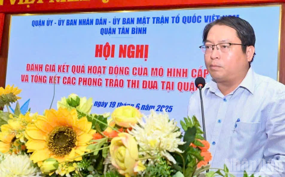 Đồng chí Đoàn Văn Đủ, Phó Chủ tịch Ủy ban nhân dân quận Tân Bình phát biểu tại Hội nghị. ndo_br_tanbinh.jpg