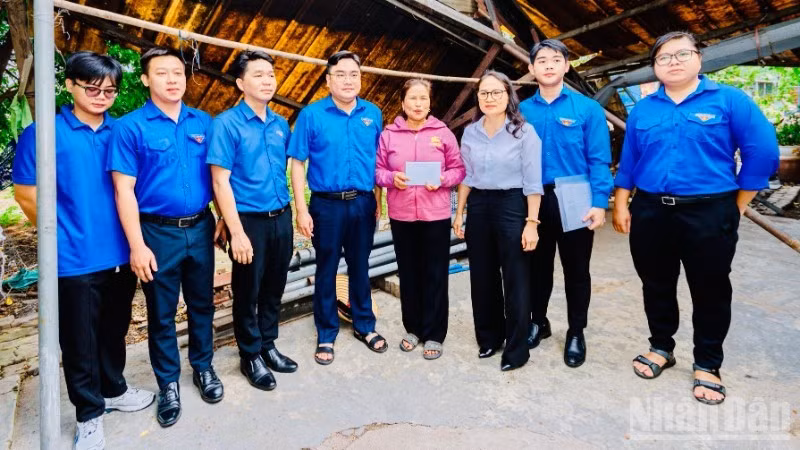Đồng chí Ngô Minh Hải, Thành ủy viên, Phó chủ tịch Ủy ban Mặt trận Tổ quốc Việt Nam Thành phố Hồ Chí Minh và đoàn công tác thăm hỏi gia đình bị ảnh hưởng bởi bão số 3.