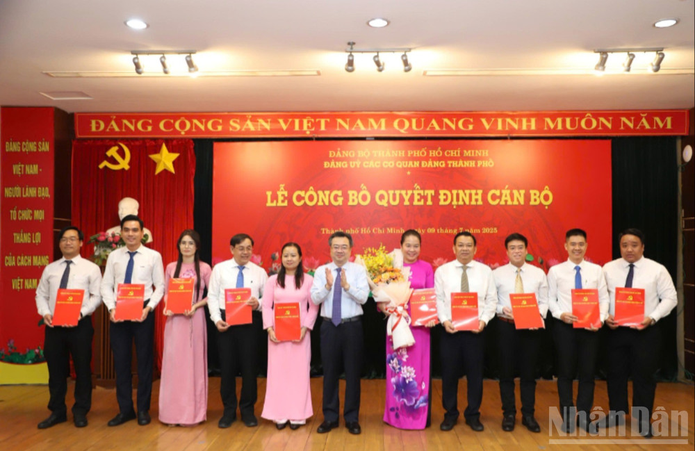 Đồng chí Nguyễn Thanh Nghị trao quyết định cho các cá nhân.