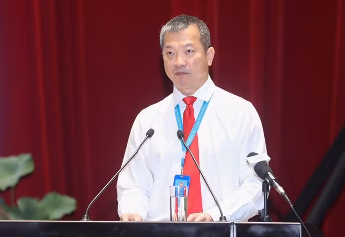 Tiến sĩ Mai Hữu Tín trình bày tham luận tại Đại hội Đại biểu Mặt trận Tổ quốc Việt Nam Thành phố Hồ Chí Minh. 