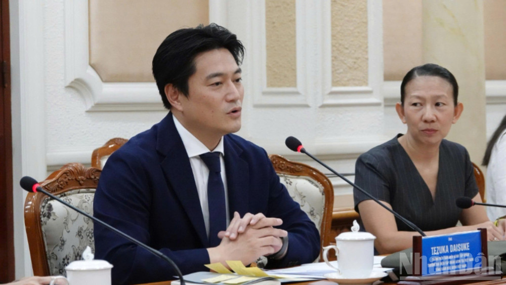 Ông Tezuka Daisuke, Trưởng đại diện Tập đoàn Aeon Việt Nam trao đổi về định hướng mở rộng trung tâm thương mại tại Thành phố Hồ Chí Minh. ndo_br_aeon-9791.jpg