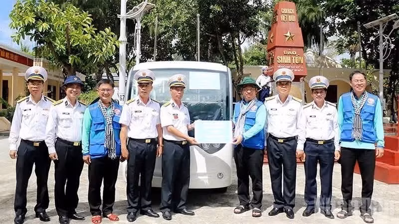 Lãnh đạo Thành ủy, Ủy ban Mặt trận Tổ quốc Việt Nam Thành phố Hồ Chí Minh thăm và trao quà tặng cán bộ, chiến sĩ trên đảo Sinh Tồn. (Ảnh: VŨ HOÀNG) 