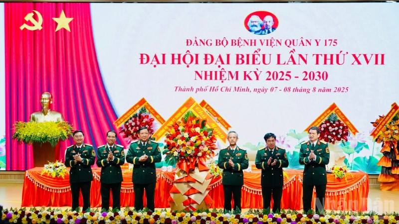 Thượng tướng Huỳnh Chiến Thắng trao lẵng hoa của Thường vụ Quân ủy Trung ương chúc mừng đại hội. (Ảnh: VƯƠNG LÊ)