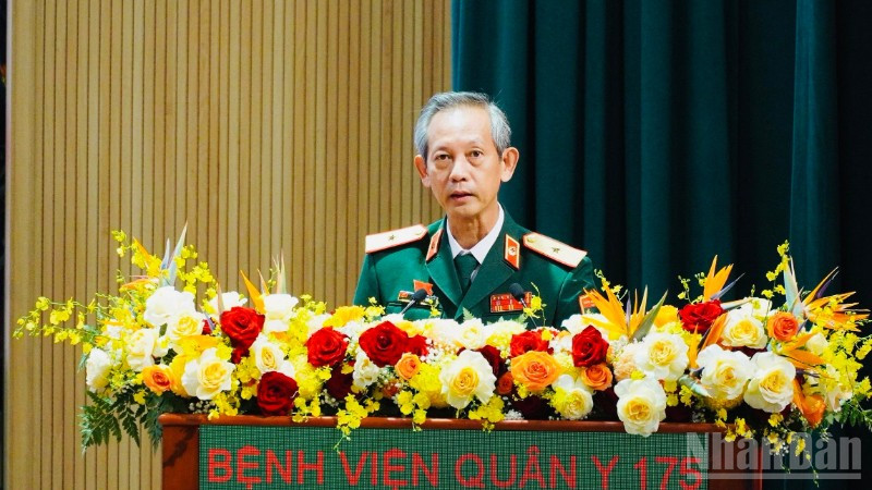 Thiếu tướng, Phó Giáo sư, Tiến sĩ, Thầy thuốc Nhân dân Lê Quang Trí, Bí thư Đảng ủy, Phó giám đốc Bệnh viện Quân y 175 trình bày báo cáo chính trị. ndo_br_bv-175-78-4776.jpg