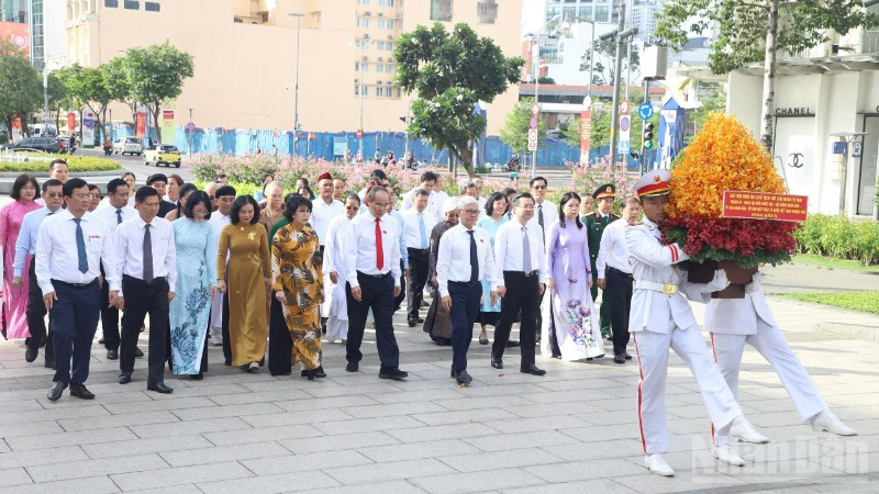 Đoàn đến dâng hoa Chủ tịch Hồ Chí Minh tại Công viên Tượng đài Chủ tịch Hồ Chí Minh. ndo_br_z6881895029863-0351d0c10caaead6c814309d1ec20ea8-4152.jpg