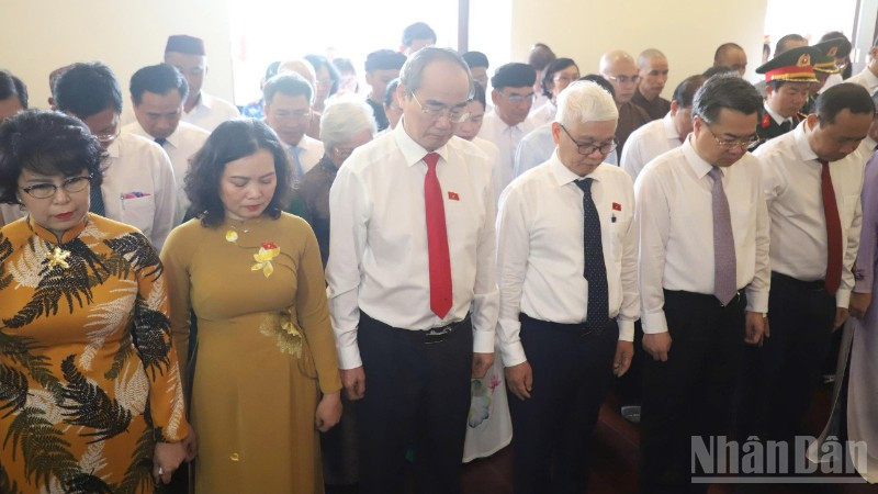 Đoàn đại biểu đã dâng hoa, dâng hương tưởng nhớ Chủ tịch Hồ Chí Minh tại Bảo tàng Hồ Chí Minh. ndo_br_vieng-78-7986.jpg