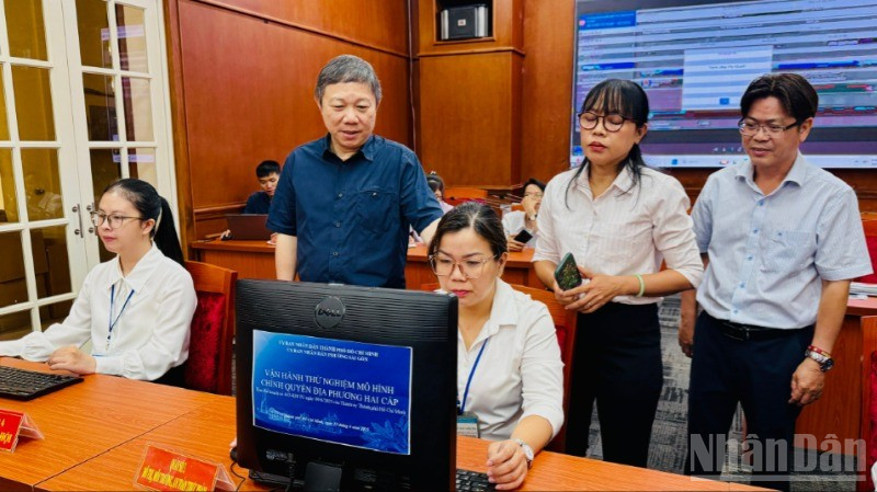 Đồng chí Dương Anh Đức, Bí thư Quận ủy Quận 1 kiểm tra công tác vận hành thử nghiệm. ndo_br_quan-1-3406.jpg