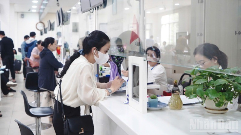Người dân làm thủ tục hành chính tại quận Bình Tân sáng 12/6. (Ảnh: Thế Anh) ndo_br_quan-binh-tan-395.jpg