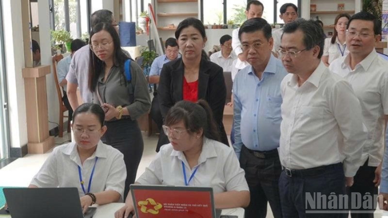 Đồng chí Nguyễn Thanh Nghị (thứ 2 từ phải qua), Phó Bí thư Thường trực Thành ủy Thành phố Hồ Chí Minh, Tổ trưởng Tổ công tác số 1 dự buổi vận hành thử nghiệm mô hình chính quyền địa phương cấp xã tại trụ sở Ủy ban nhân dân phường Bình Thới sau khi thành lập mới. ndo_br_dong-chi-nghi-3694.jpg