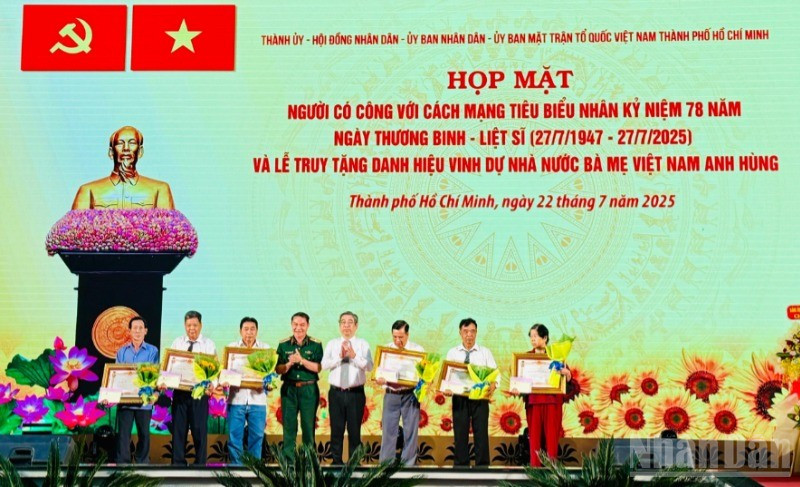 Truy tặng danh hiệu vinh dự Nhà nước Bà mẹ Việt Nam Anh hùng đối với sáu Mẹ. (Ảnh: Vương Lê)
