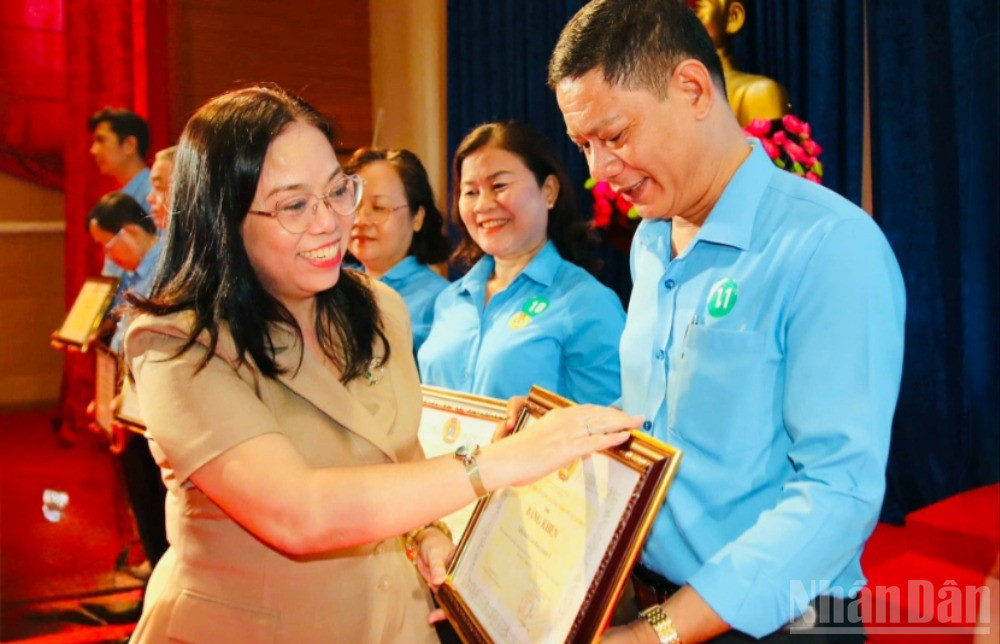Tuyên dương các gương điển hình tiêu biểu trong phong trào thi đua “Lao động giỏi, lao động sáng tạo” cấp Thành phố năm 2025.