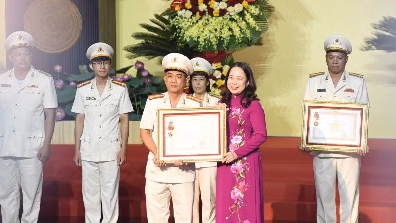 Đồng chí Võ Thị Ánh Xuân, Ủy viên Trung ương Đảng, Phó Chủ tịch nước trao tặng Huân chương Quân công và Huân chương Chiến công cho các cá nhân.