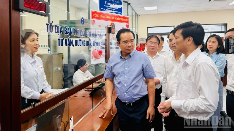 Đồng chí Nguyễn Văn Được, Ủy viên Trung ương Đảng, Chủ tịch Ủy ban nhân dân Thành phố Hồ Chí Minh đã tới khảo sát thực tế hoạt động của Trung tâm Phục vụ hành chính công phường Bà Rịa. (Ảnh: VƯƠNG LÊ)