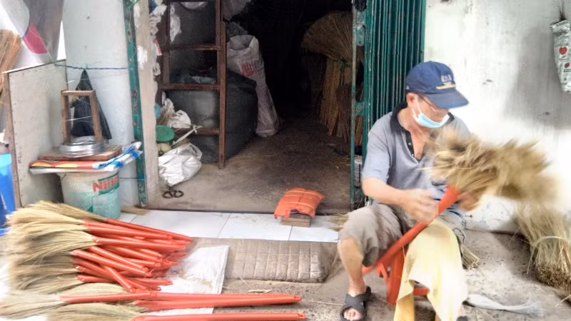 Hiện nay, xóm chổi đót chỉ còn lác đác vài hộ theo nghề.