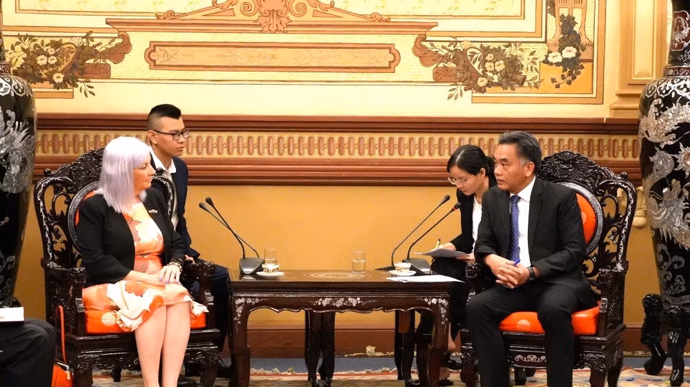 Phó Chủ tịch Thường trực Ủy ban nhân dân Thành phố Hồ Chí Minh Nguyễn Lộc Hà và bà Robyn Cahill, Bộ trưởng phụ trách Thương mại, Kinh doanh và Quan hệ châu Á của Chính quyền Vùng lãnh thổ Bắc Australia trao đổi tại buổi tiếp. Ảnh: Minh Dung
