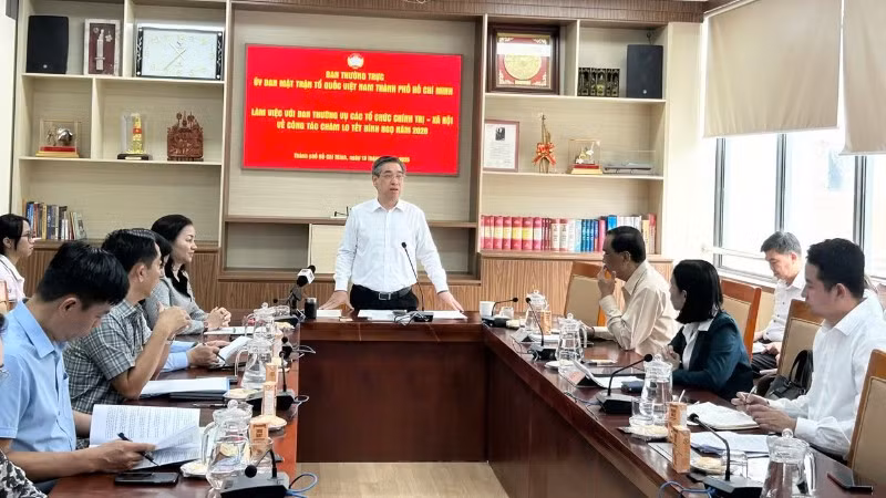 Đồng chí Nguyễn Phước Lộc, Phó Bí thư Thành ủy, Chủ tịch Ủy ban Mặt trận Tổ quốc Việt Nam Thành phố Hồ Chí Minh phát biểu tại buổi làm việc.