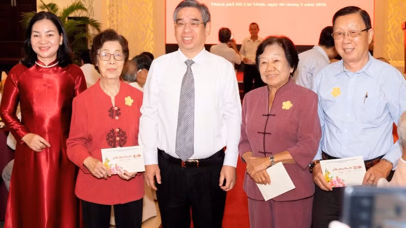 Đồng chí Nguyễn Phước Lộc và đồng chí Trương Thị Bích Hạnh chụp ảnh lưu niệm cùng đồng bào tiêu biểu các dân tộc thiểu số trên địa bàn thành phố.