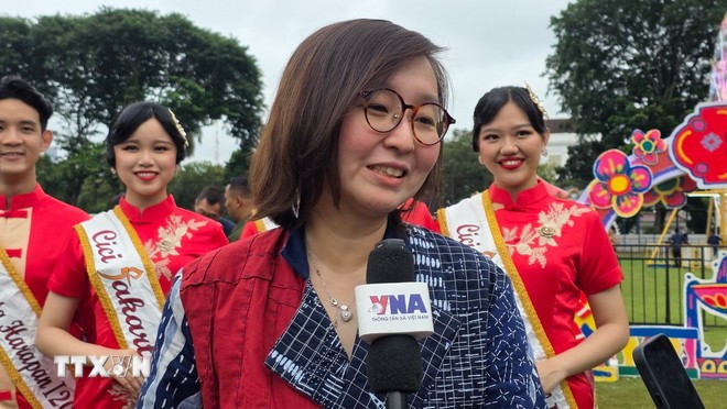 Bà Irene Umar, Thứ trưởng Kinh tế Sáng tạo, đồng thời là Chủ tịch Ủy ban Lễ hội Tết Nguyên đán Nusantara 2026, trả lời phỏng vấn TTXVN bên lề sự kiện. (Ảnh:TTXVN)