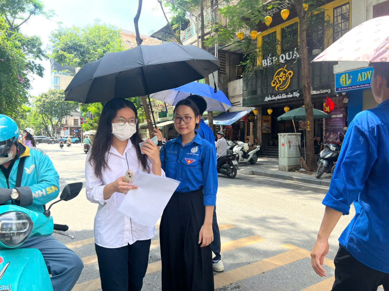 Học sinh đến điểm trường làm thủ tục dự thi. 3867812c35f982a7dbe83.jpg