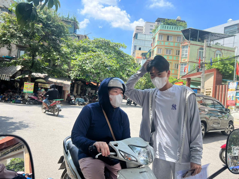Học sinh bình tĩnh khi vào làm thủ tục thi tốt nghiệp THPT năm 2025. 3a3a1063a4b613e84aa78.jpg