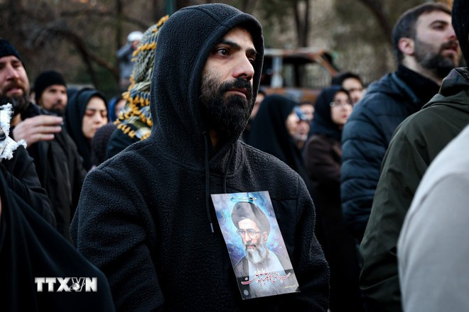 Người dân thương tiếc Lãnh tụ tối cao Ali Khamenei tại Tehran, Iran. (Ảnh:TTXVN)