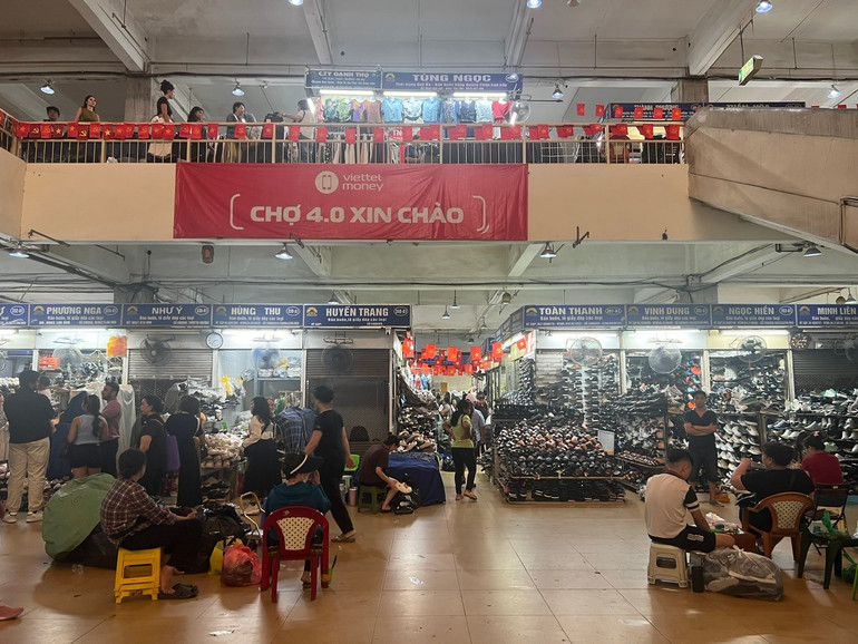 "Chợ 4.0" vẫn là khái niệm xa lạ với một số người bán hàng có tuổi. a510175cdd3f6b61322e.jpg