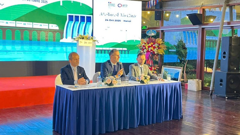 Ông Olivier Brochet, Đại sứ Pháp tại Việt Nam (ngồi giữa) phát biểu tại buổi lễ kỷ niệm. 11a1b83befc0629e3bd12-217.jpg