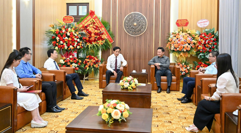Đoàn đại biểu Học viện Chính trị quốc gia Hồ Chí Minh do Phó Giáo sư, Tiến sĩ Hoàng Phúc Lâm, Phó Giám đốc Học viện, Phó Bí thư Đảng ủy làm trưởng đoàn cũng đã tới thăm, chúc mừng Báo Nhân Dân. (Ảnh: THẾ ĐẠI) 83c2987718d0ac8ef5c139.jpg