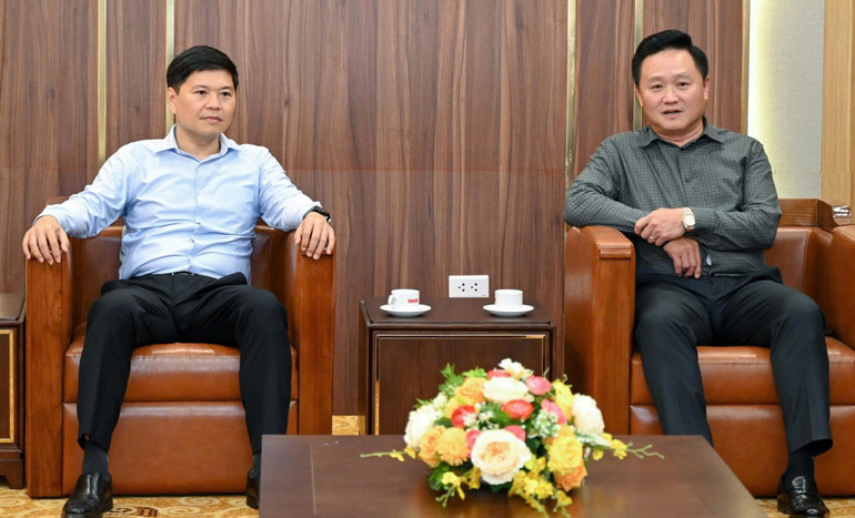 Phó Tổng Biên tập Báo Nhân Dân Phan Văn Hùng tiếp đồng chí Hoàng Minh Cường, Ủy viên Thành ủy, Phó Chủ tịch Ủy Ban nhân dân thành phố Hải Phòng. (Ảnh: THẾ ĐẠI) 88b22af28355370b6e4433.jpg