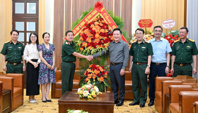 Đoàn công tác của Quân ủy Trung ương, Bộ Quốc phòng đến thăm và chúc mừng Báo Nhân Dân. (Ảnh: THẾ ĐẠI) 6937e50f53a8e7f6beb937.jpg