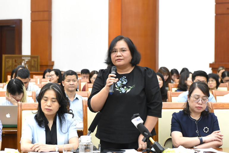 Nguyễn Thị Thoa, Phó cục trưởng Cục Quản lý công sản trả lời phóng viên. dai-dien-quan-ly-cong-san.jpg