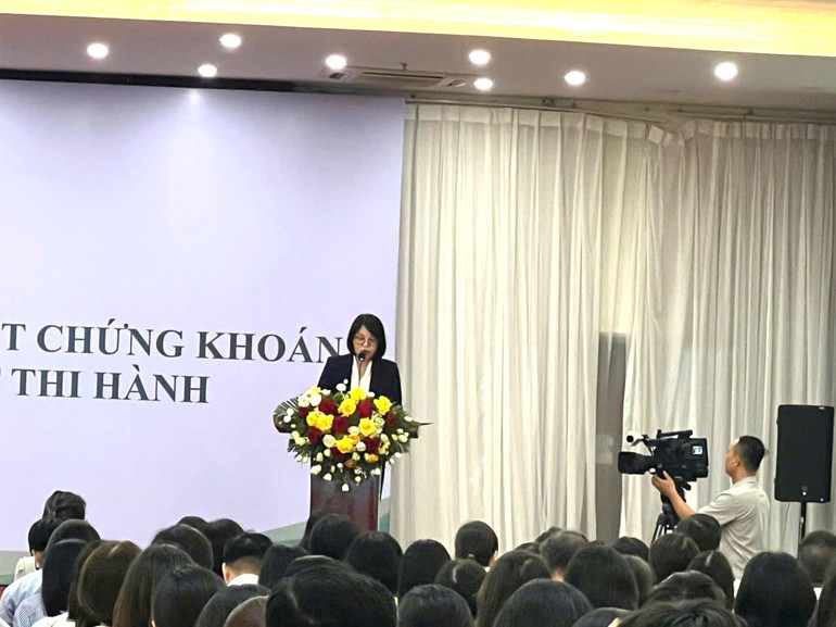 Đại diện Ủy ban Chứng khoán Nhà nước trình bày các chuyên đề phổ biến nội dung Luật chứng khoán sửa đổi. 7ffad692e9f664a83de710.jpg