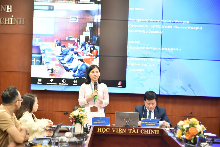 La Dra. Pham Thi Tam intervino en la conferencia. dsc-7857.jpg