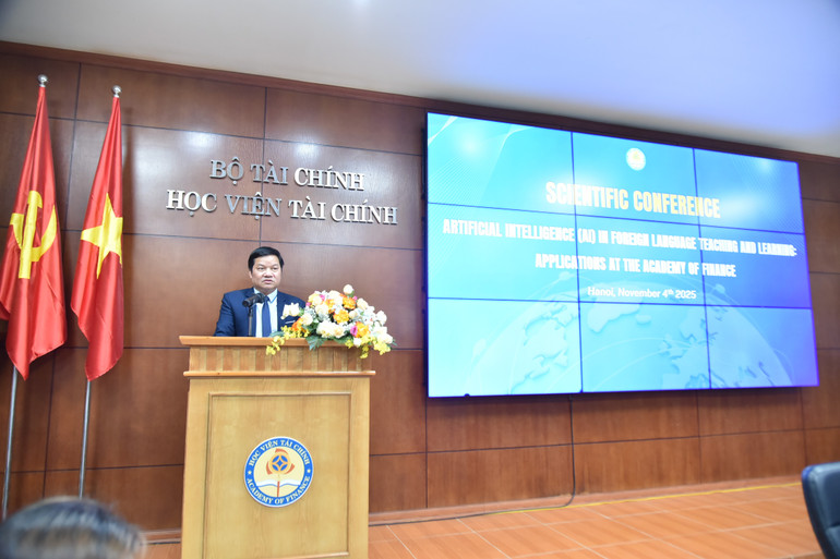 El profesor asociado, Dr. Nguyen Manh Thieu, subdirector de la Academia de Finanzas, afirmó que la inteligencia artificial (IA) se está convirtiendo gradualmente en una herramienta estratégica para innovar los métodos de enseñanza y aprendizaje, especialmente en el campo de la enseñanza de lenguas extranjeras. dsc-7831.jpg