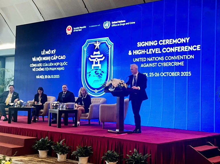 Trưởng Chương trình toàn cầu về tội phạm mạng và công nghệ (UNODC) Glen Prichard điều phối sự kiện. z7155306427993-dfbd01fcea7ebeada53570b71d64a313.jpg