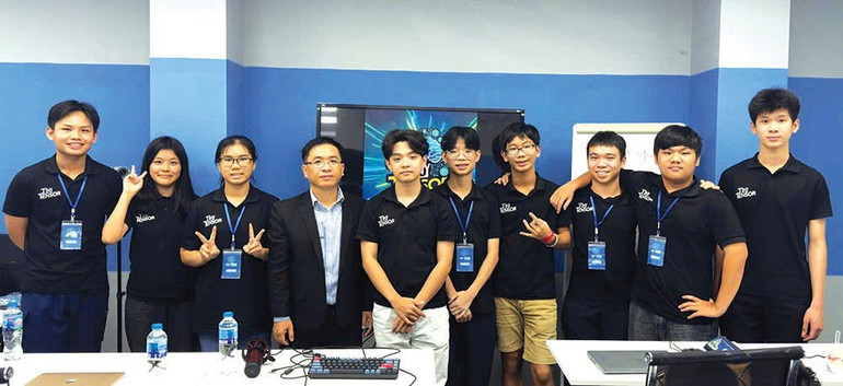 Giáo sư Đỗ Đình Thuấn (giữa) và các học sinh tham gia báo cáo tại hội thảo nghiên cứu trung học VietResCon. 26dd553ca8d81f8646c9.jpg