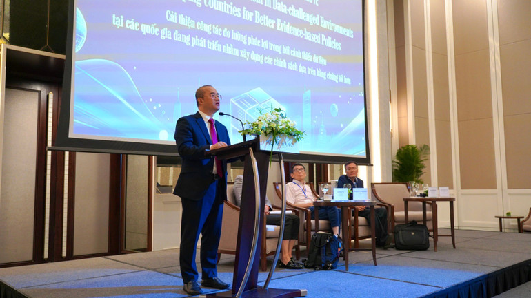 Phó Giáo sư, Tiến sĩ Nguyễn Trúc Lê, Chủ tịch Hội đồng Trường đại học Kinh tế, Đại học quốc gia Hà Nội phát biểu khai mạc Hội thảo. d428f515eded67b33efc.jpg